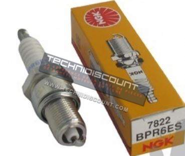 Bougie d'allumage NGK BPR6ES - Pour moteur HONDA GX110 GX120 GX140 GX160 GX200 GCV135 - GCV160 (CERMAG 12476)